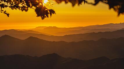 Zdjęcie przedstawia spektakularny wschód słońca ze szczytu góry w paśmie górskim w środkowych Włoszech. - obrazy, fototapety, plakaty
