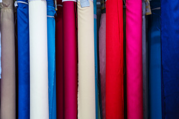 Rollos de tela colgada en forma vertical de varios colores