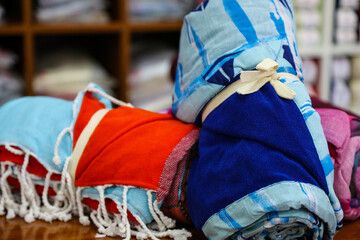 Toallas de playa y piscina de colores azules y rojos