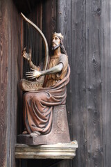 Drewniana rzeźba Jezusa grającego na harfie przy kościele w Bardzicach pw. św Andrzeja Boboli  - obrazy, fototapety, plakaty