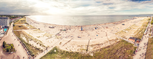 Panoramablick auf den Strand von Warnemünde vom Hotel Neptun.