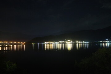 夜の空と河口湖
