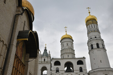 Fototapeta na wymiar Tours à coupoles dorées du Kremlin de Moscou, Russie
