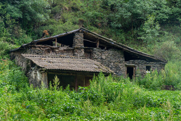Fototapeta na wymiar Old cabin in the mountains of Upper Khevsureti