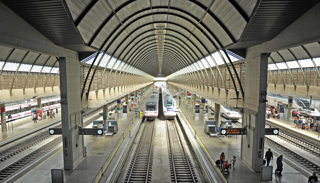 
Estaci&oacute;n de Sevilla Santa Justa, Andaluc&iacute;a, Espa&ntilde;a. Inaugurada en 1991 conecta con trenes de alta velocidad Ave la ciudad de Sevilla con Madrid, Valencia, Barcelona y el resto de Espa&ntilde;a