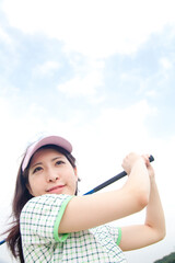 ゴルフをする女性