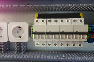 Bipolar circuit breakers and power outlets.