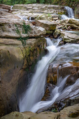 Fototapeta na wymiar cascada en un rio de montaña