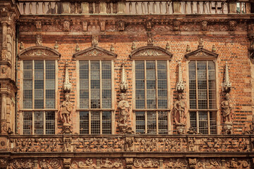Fototapeta na wymiar Facade of the 15th century Rathaus building with knights and heroes