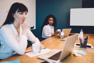Obraz premium Diverse female colleagues working in office