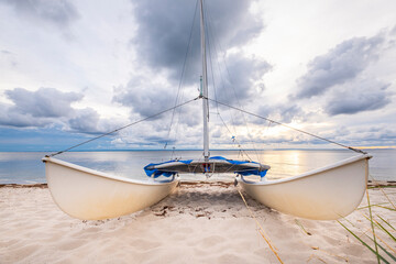 katamaran łódź na plaży