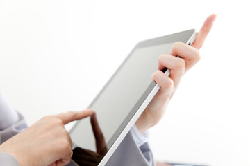 タブレットPCを操作する女性 © Paylessimages