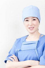 手術着の女性医師
