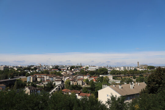 Vue d'un beau ciel bleu sur Limoges