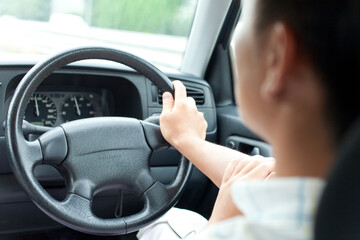 車の運転をする男性