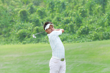 ゴルフをする男性