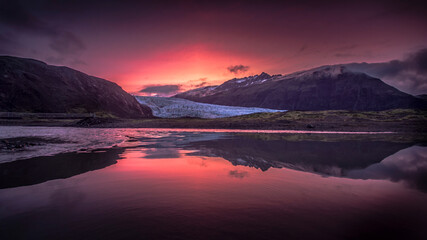 Fototapeta na wymiar sunrise over the glacial lake
