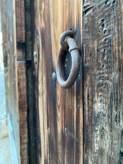 Alte Holztür, Eisenring befestigt
