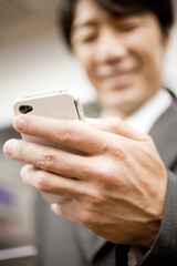 スマホを見るビジネスマン