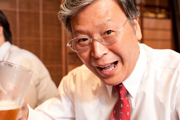 ビールを飲むビジネスマン