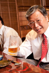 ビールを飲むビジネスマン