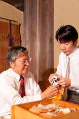 お酌するビジネスマン