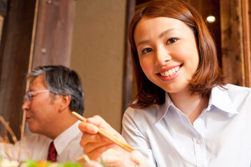 Fototapeta premium 料理を食べるＯＬ