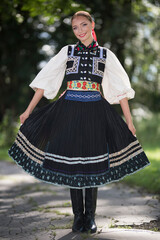 Portrait de jeune femme portant des vêtements traditionnels slovaques