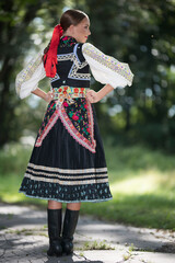 Portrait de jeune femme portant des vêtements traditionnels slovaques