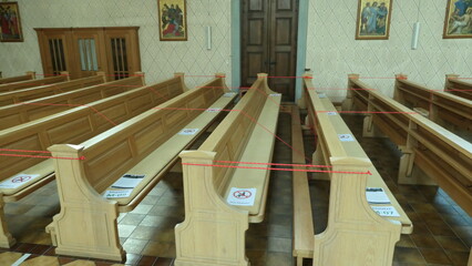 Corona-Schutzmassnahmen in einer Kirche