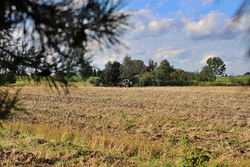 prace polowe na traktorze © Katarzyna