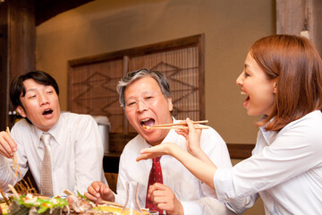 料理を食べさせてもらうビジネスマン