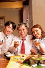 並んで日本酒を飲むビジネスマン