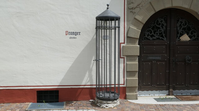 Pranger am Rathaus in M&ouml;hringen