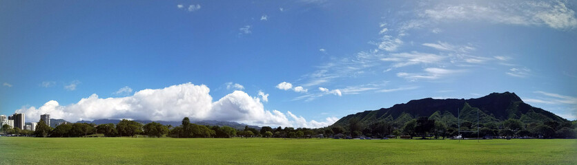 Obraz premium Kapiolani Park at during day with Diamond Head and clouds