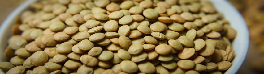 close up de lentejas en pocillo 