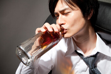 アルコール中毒のビジネスマン