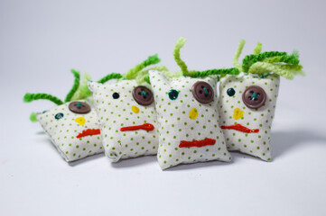 Almofadas coloridas com fundo branco