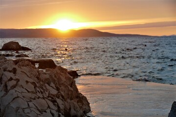 Obraz premium Beautiful orange sunset and big rocks