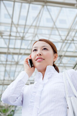 笑顔で電話するＯＬ