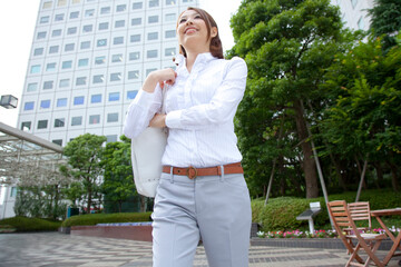 オフィス街で微笑むＯＬ