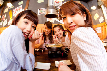 鍋料理を食べる女性