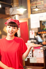 案内する女性店員