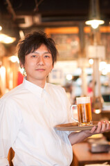 ビールを運ぶ店員