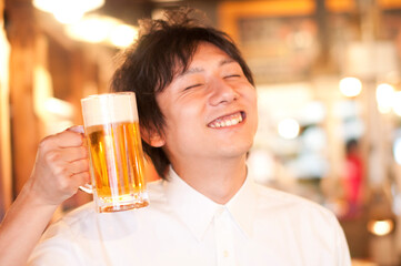 ビールを飲む男性