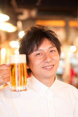 ビールを飲む男性