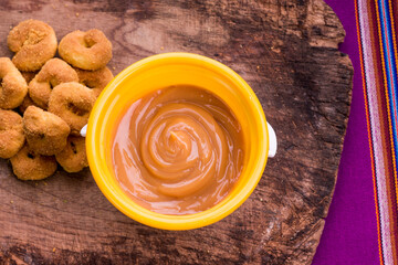 Dulce manjar blanco con rosquillas artesanales y orgánicas de los andes del Perú en mesa de...