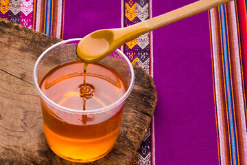 Miel de abeja natural artesanal, orgánica de los andes del Perú, con cucharón de madera...