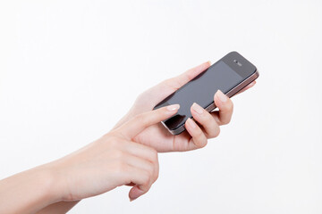 スマートフォンを操作する女性の手元