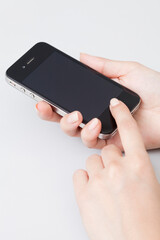 スマートフォンを操作する女性の手元